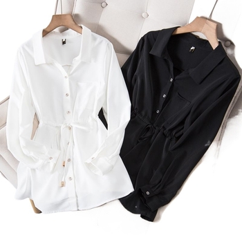 Риза с поло яка, дълги ръкави, мерсеризирана памук-полиестер смес (50–70% полиестер; 30–50% други влакна), свободна кройка, средна дължина 65–80 см, пролет 2025