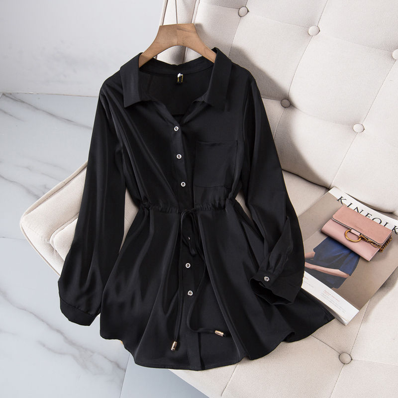 Риза с поло яка, дълги ръкави, мерсеризирана памук-полиестер смес (50–70% полиестер; 30–50% други влакна), свободна кройка, средна дължина 65–80 см, пролет 2025