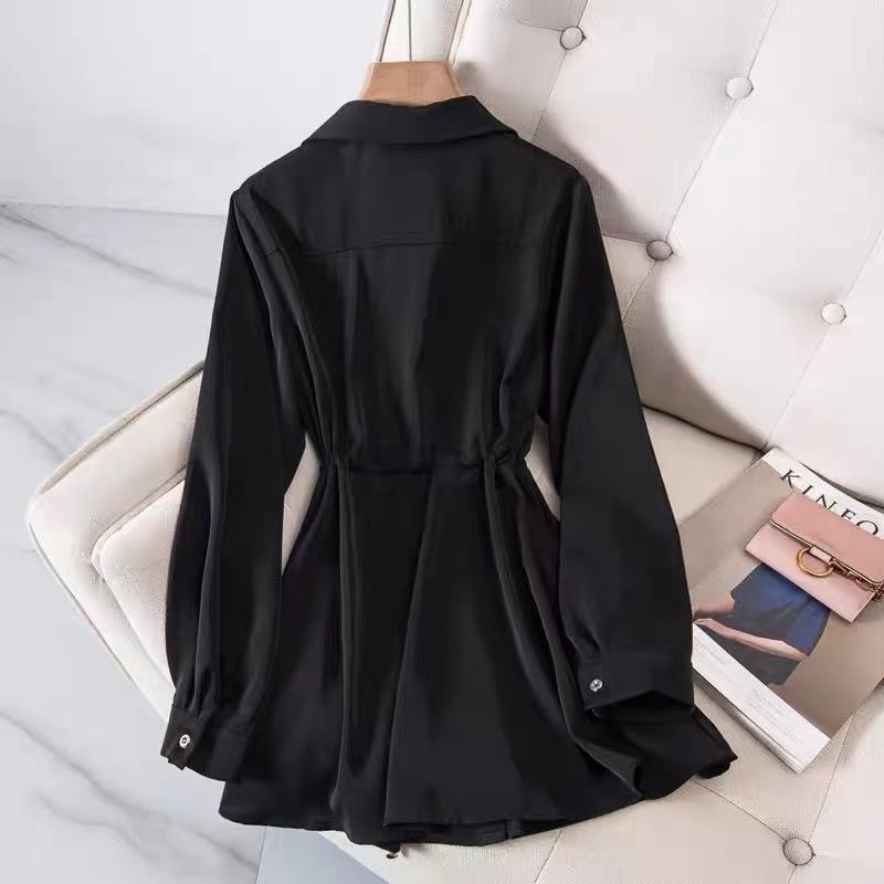 Риза с поло яка, дълги ръкави, мерсеризирана памук-полиестер смес (50–70% полиестер; 30–50% други влакна), свободна кройка, средна дължина 65–80 см, пролет 2025