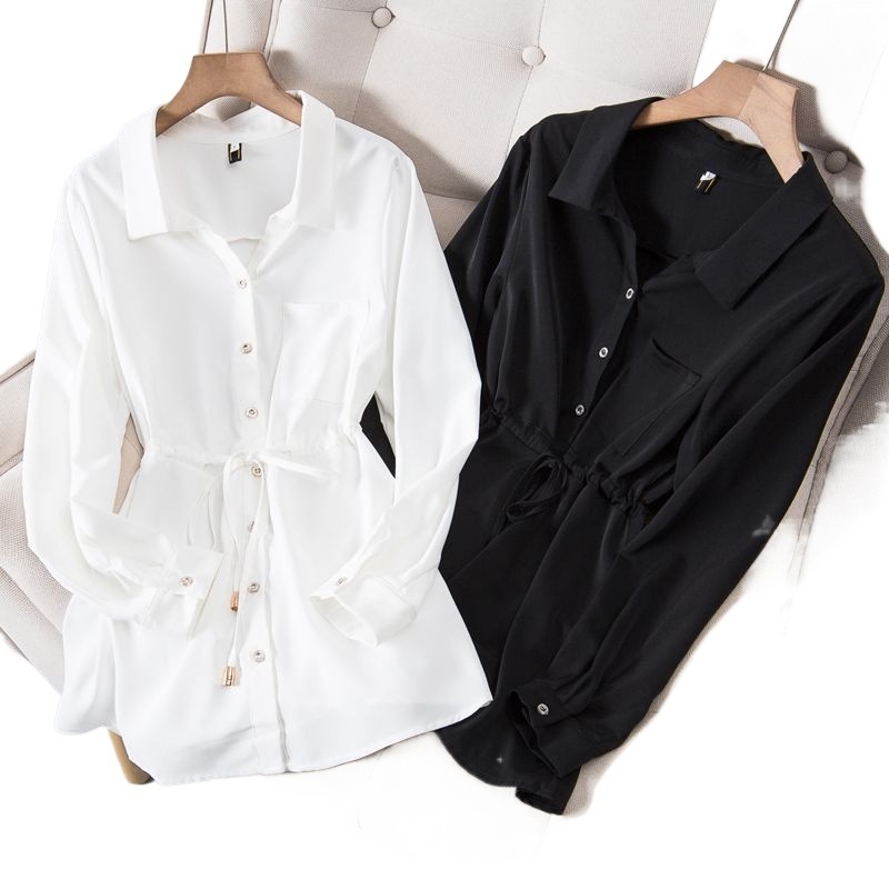 Риза с поло яка, дълги ръкави, мерсеризирана памук-полиестер смес (50–70% полиестер; 30–50% други влакна), свободна кройка, средна дължина 65–80 см, пролет 2025