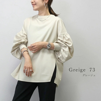 Top în stil japonez, guler rotund, croială lejeră, mâneci lungi cu volane tip felinar, lungime 50–65 cm