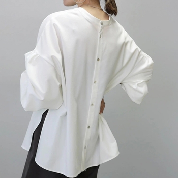 Top în stil japonez, guler rotund, croială lejeră, mâneci lungi cu volane tip felinar, lungime 50–65 cm