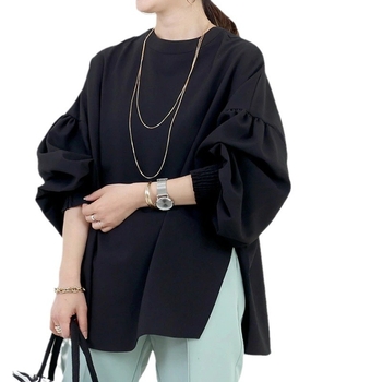 Top în stil japonez, guler rotund, croială lejeră, mâneci lungi cu volane tip felinar, lungime 50–65 cm