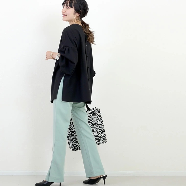 Top în stil japonez, guler rotund, croială lejeră, mâneci lungi cu volane tip felinar, lungime 50–65 cm