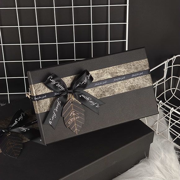 Dāvanu kaste no īpaša papīra, vienkāršs un moderns stils, logotipa drukāšana pieejama, piemērota dāvanām dzimšanas dienā un Ziemassvētkos