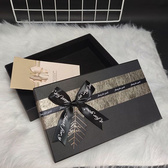 Ajándék doboz speciális papírból, egyszerű és modern stílus, logónyomtatás elérhető, ideális születésnapi és karácsonyi ajándékokhoz