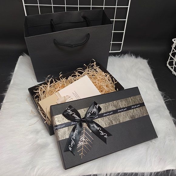 Ajándék doboz speciális papírból, egyszerű és modern stílus, logónyomtatás elérhető, ideális születésnapi és karácsonyi ajándékokhoz