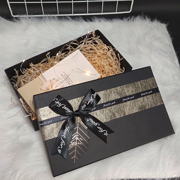 Ajándék doboz speciális papírból, egyszerű és modern stílus, logónyomtatás elérhető, ideális születésnapi és karácsonyi ajándékokhoz