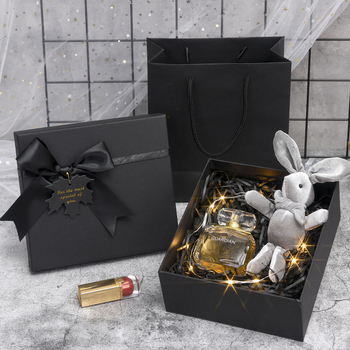 Dāvanas soma Ins stilā - izsmalcināta iepakošana, vienkāršs un mūsdienīgs stils, nano izstrāde, logotipa druka iespējama, zīmols Unique, materiāls Jam, piemērots dzimšanas dienai