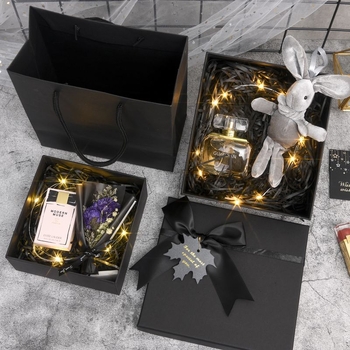 Dāvanas soma Ins stilā - izsmalcināta iepakošana, vienkāršs un mūsdienīgs stils, nano izstrāde, logotipa druka iespējama, zīmols Unique, materiāls Jam, piemērots dzimšanas dienai