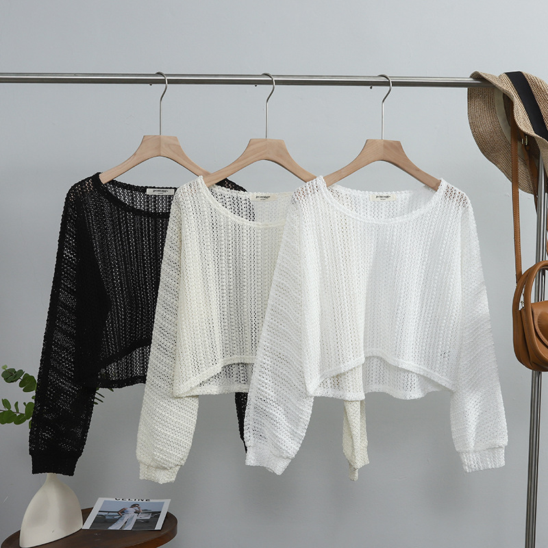 Top tricotat cu decolteu în V, mâneci lungi, croială lejeră, culoare solidă, lungime scurtă 40–50 cm, amestec din bumbac cu elastan