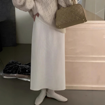 A-čková sukňa z chenille, vysoký pás, stredná dĺžka, mikroelastická.