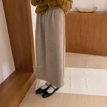 A-čková sukňa z chenille, vysoký pás, stredná dĺžka, mikroelastická.