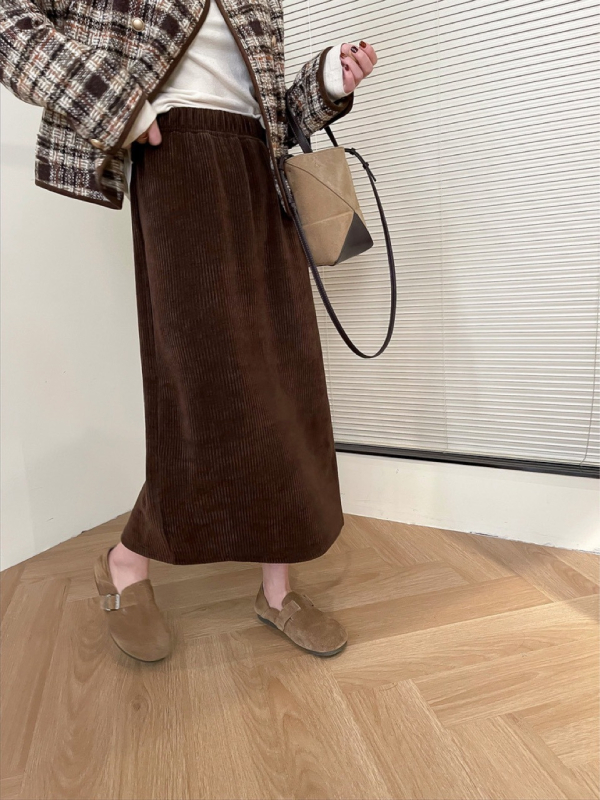 A-čková sukňa z chenille, vysoký pás, stredná dĺžka, mikroelastická.