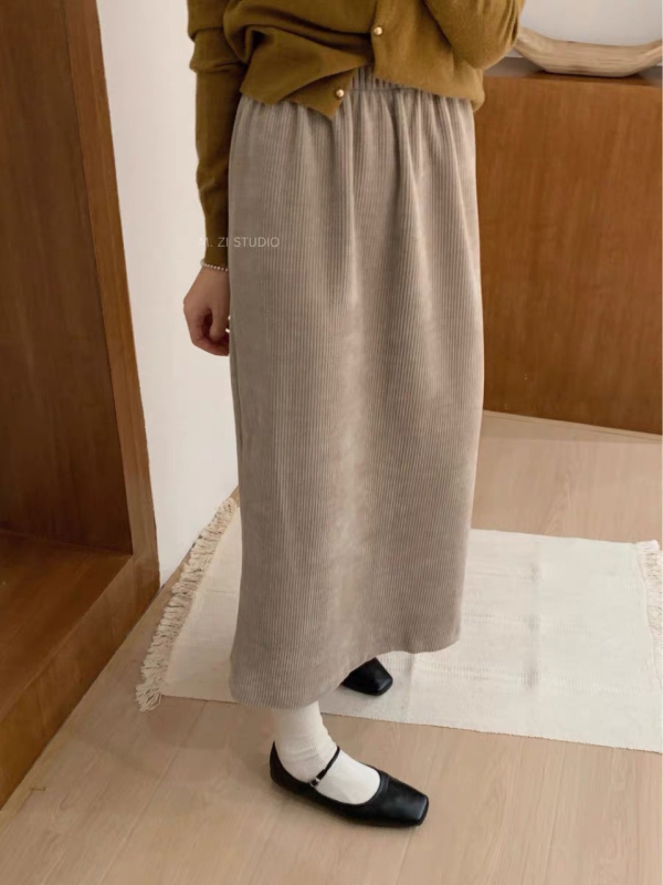 A-čková sukňa z chenille, vysoký pás, stredná dĺžka, mikroelastická.