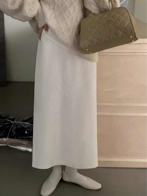 A-čková sukňa z chenille, vysoký pás, stredná dĺžka, mikroelastická.