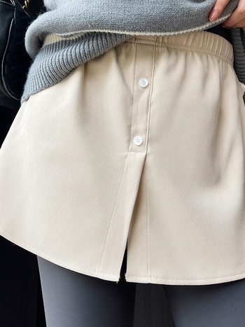 A-vonalú rövid szoknya, magas derék, poliészter anyag (80–90% a fő anyagból), kollázs varrás, mikroelasztikus