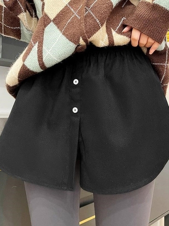 A-vonalú rövid szoknya, magas derék, poliészter anyag (80–90% a fő anyagból), kollázs varrás, mikroelasztikus