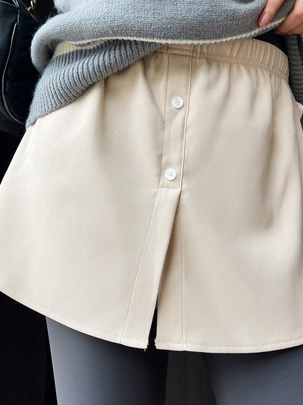 A-vonalú rövid szoknya, magas derék, poliészter anyag (80–90% a fő anyagból), kollázs varrás, mikroelasztikus