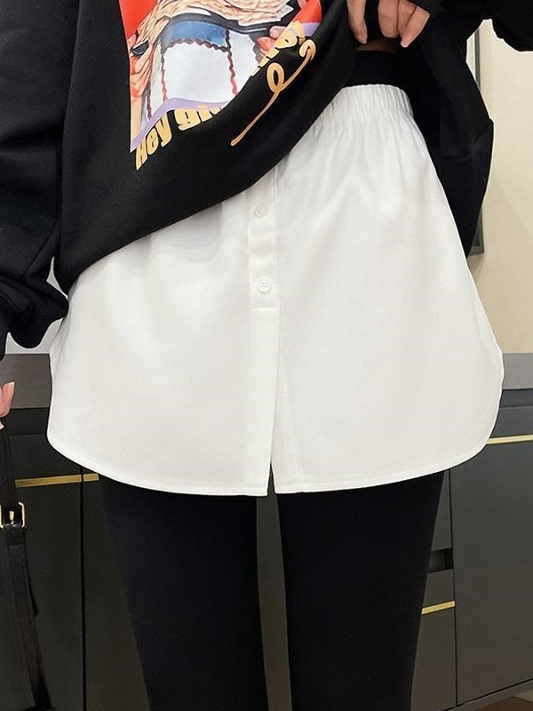 A-vonalú rövid szoknya, magas derék, poliészter anyag (80–90% a fő anyagból), kollázs varrás, mikroelasztikus