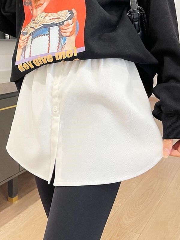 A-vonalú rövid szoknya, magas derék, poliészter anyag (80–90% a fő anyagból), kollázs varrás, mikroelasztikus