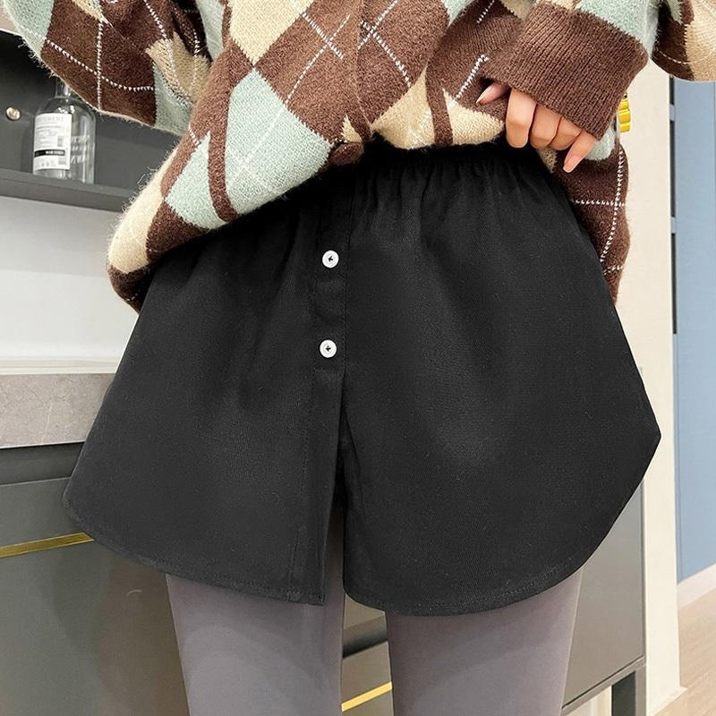 A-vonalú rövid szoknya, magas derék, poliészter anyag (80–90% a fő anyagból), kollázs varrás, mikroelasztikus