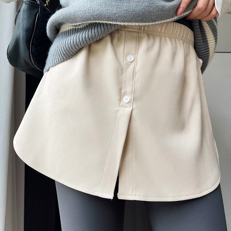 A-vonalú rövid szoknya, magas derék, poliészter anyag (80–90% a fő anyagból), kollázs varrás, mikroelasztikus