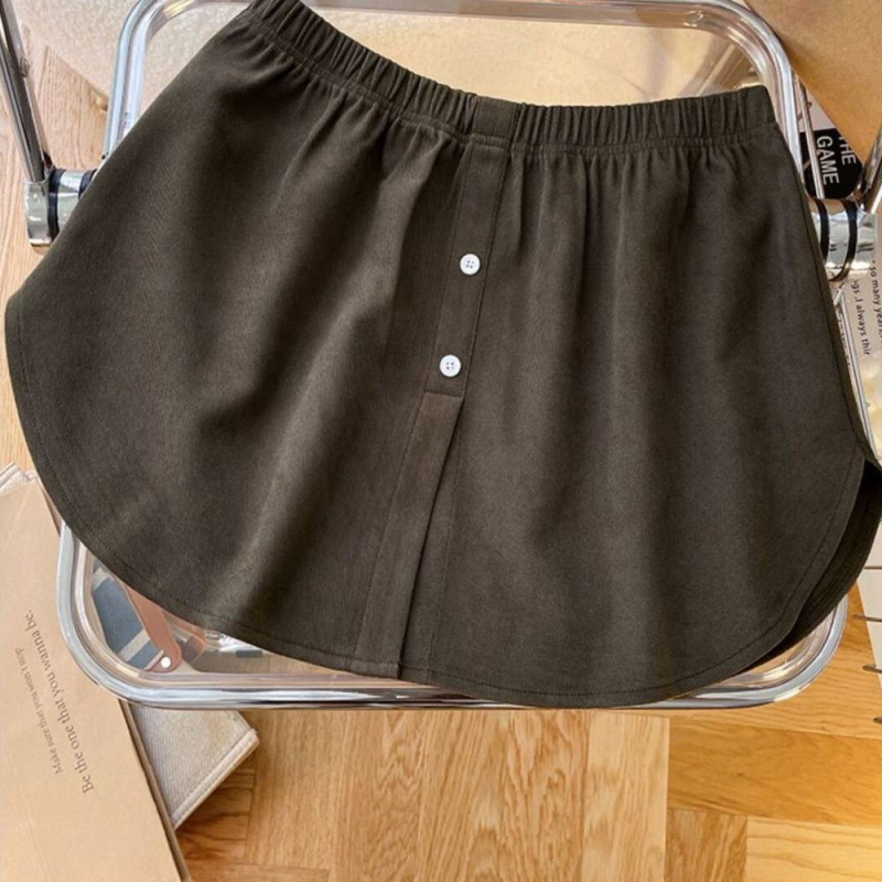 A-vonalú rövid szoknya, magas derék, poliészter anyag (80–90% a fő anyagból), kollázs varrás, mikroelasztikus