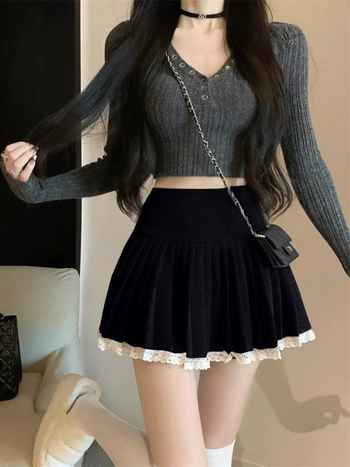 Gyapjéből készült pliszírozott A-vonalú szoknya, magas derekú és csipkés szegéllyel