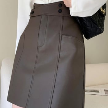 PVC mini suknja, visokim strukom, prekriva trbuh, kratka, uski kroj, proljeće 2024