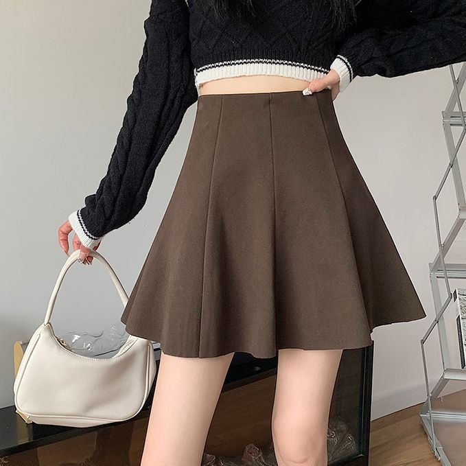 Rovná krátka sukňa z PVC tkaniny s 30-50% modalového vlákna, elasticita Hit, jar 2025, štýl Royal sister (Private server socialite)