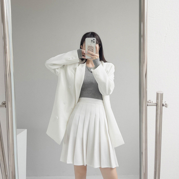 Duga plisirana suknja s elastičnim pojasom, pamuk-poliester smjesa (90–95% poliester), visoka elastičnost, gradski elegantan stil.