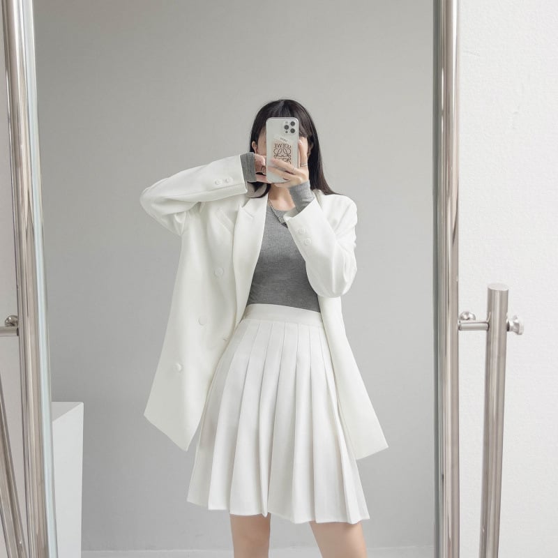 Duga plisirana suknja s elastičnim pojasom, pamuk-poliester smjesa (90–95% poliester), visoka elastičnost, gradski elegantan stil.