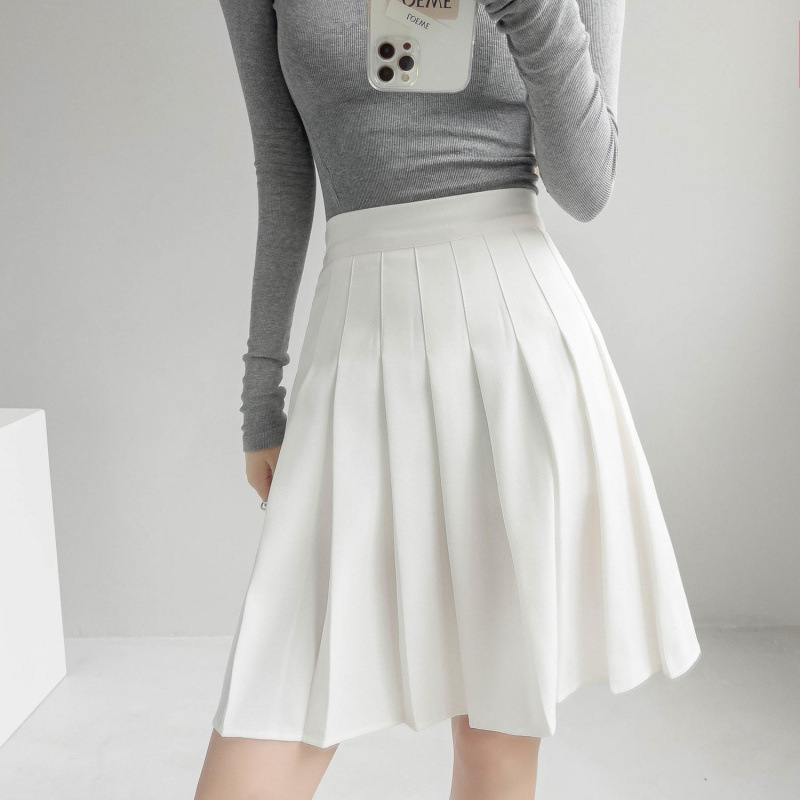 Duga plisirana suknja s elastičnim pojasom, pamuk-poliester smjesa (90–95% poliester), visoka elastičnost, gradski elegantan stil.