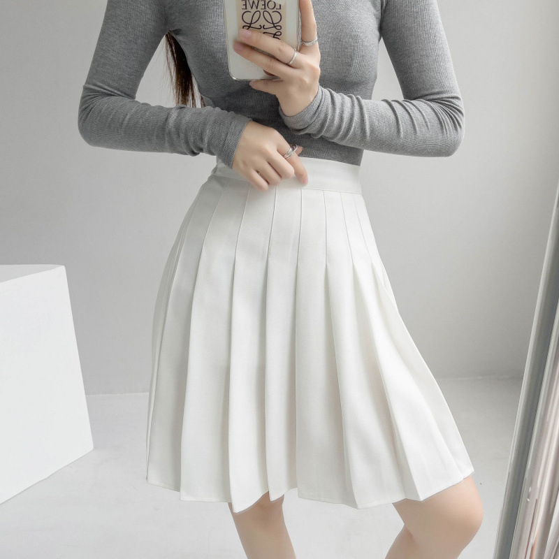 Duga plisirana suknja s elastičnim pojasom, pamuk-poliester smjesa (90–95% poliester), visoka elastičnost, gradski elegantan stil.