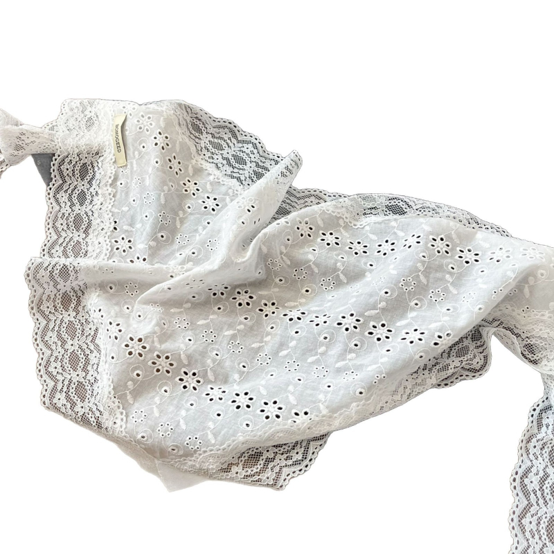 Trikampė šilkalė su gėlių raštu, poliesterio pluoštas, plotis 50 cm, spauda, dulkių atsparus, tinkamas visoms metų laikams