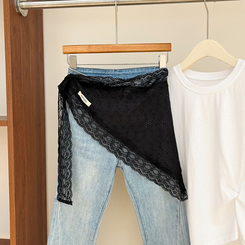 Trikampė šilkalė su gėlių raštu, poliesterio pluoštas, plotis 50 cm, spauda, dulkių atsparus, tinkamas visoms metų laikams