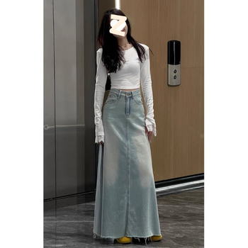 Duga džins suknja s visokim strukom, oprani denim, zatvarač i džepovi, proljeće 2025.