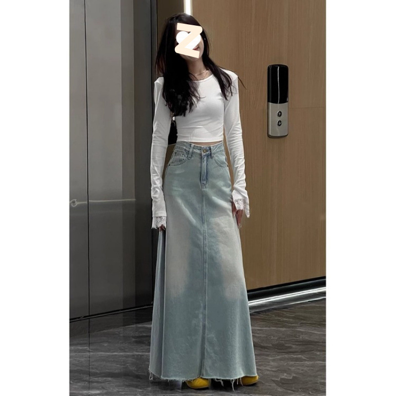 Duga džins suknja s visokim strukom, oprani denim, zatvarač i džepovi, proljeće 2025.