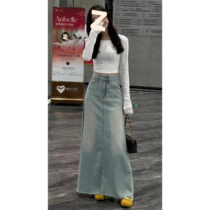 Duga džins suknja s visokim strukom, oprani denim, zatvarač i džepovi, proljeće 2025.