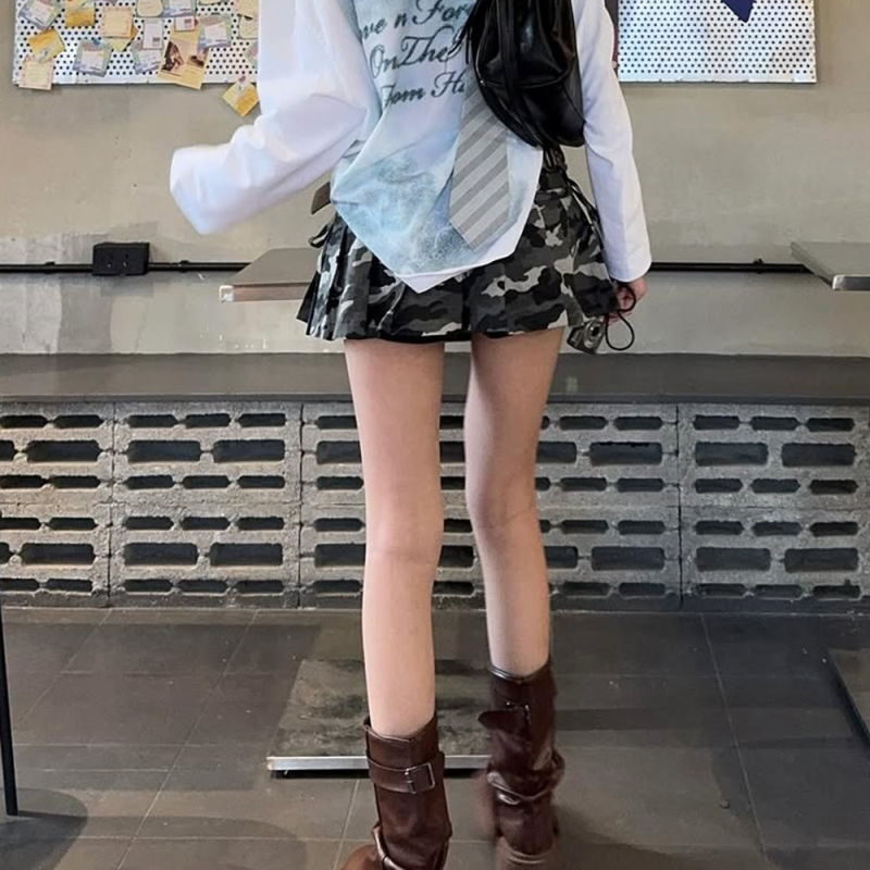 Kamuflážna plisovaná mini sukňa s nízkym pásom – Materiál: Polyester; Vzor: Kamufláž; Typ sukně: Plisovaná; Dĺžka: Mini; Pás: Nízky