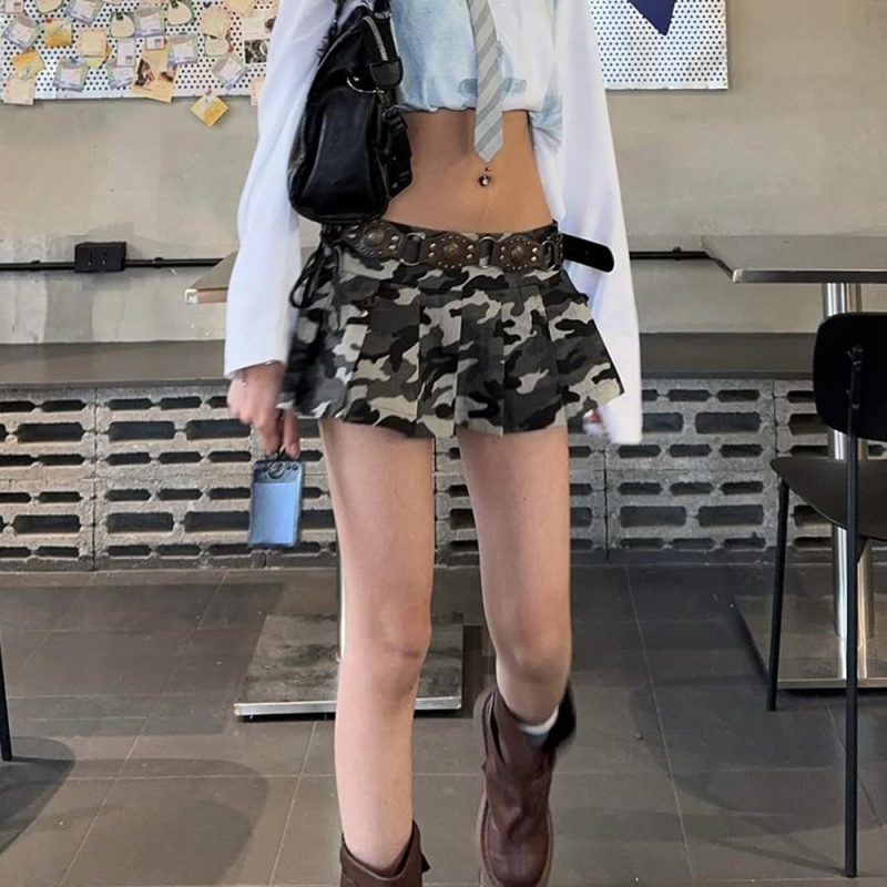 Kamuflážna plisovaná mini sukňa s nízkym pásom – Materiál: Polyester; Vzor: Kamufláž; Typ sukně: Plisovaná; Dĺžka: Mini; Pás: Nízky