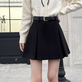 Plisirana vunena suknja sa zipom – stil kraljevske sestre, proljeće 2025