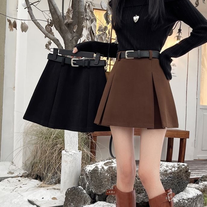 Plisirana vunena suknja sa zipom – stil kraljevske sestre, proljeće 2025