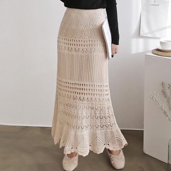 Čipkovaná pletená midi sukňa s vysokým pásom, A líniou, s flitrami a vyrezávanými detailmi, leto 2024