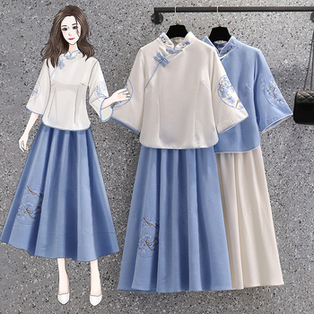 Top brodat în stil chinezesc, inspirat de cheongsam și Tang, cu motiv porțelan albastru-alb; țesătură poliester-viscoză pe bază de bumbac-mătase; mâneci 3/4; fără guler