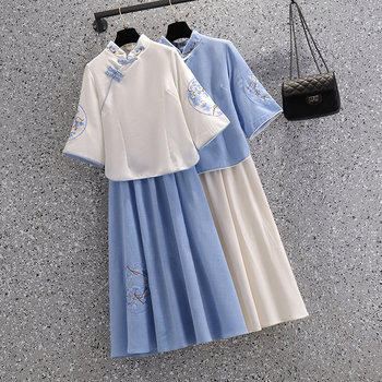 Top brodat în stil chinezesc, inspirat de cheongsam și Tang, cu motiv porțelan albastru-alb; țesătură poliester-viscoză pe bază de bumbac-mătase; mâneci 3/4; fără guler