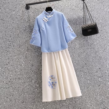 Top brodat în stil chinezesc, inspirat de cheongsam și Tang, cu motiv porțelan albastru-alb; țesătură poliester-viscoză pe bază de bumbac-mătase; mâneci 3/4; fără guler