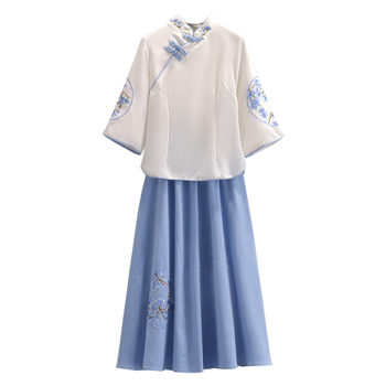 Top brodat în stil chinezesc, inspirat de cheongsam și Tang, cu motiv porțelan albastru-alb; țesătură poliester-viscoză pe bază de bumbac-mătase; mâneci 3/4; fără guler