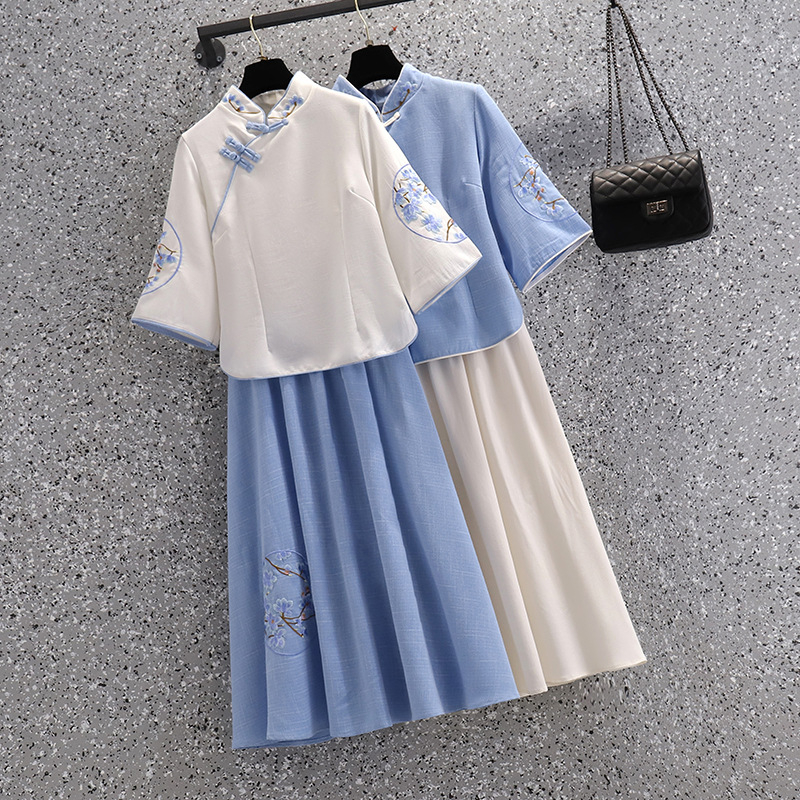 Top brodat în stil chinezesc, inspirat de cheongsam și Tang, cu motiv porțelan albastru-alb; țesătură poliester-viscoză pe bază de bumbac-mătase; mâneci 3/4; fără guler